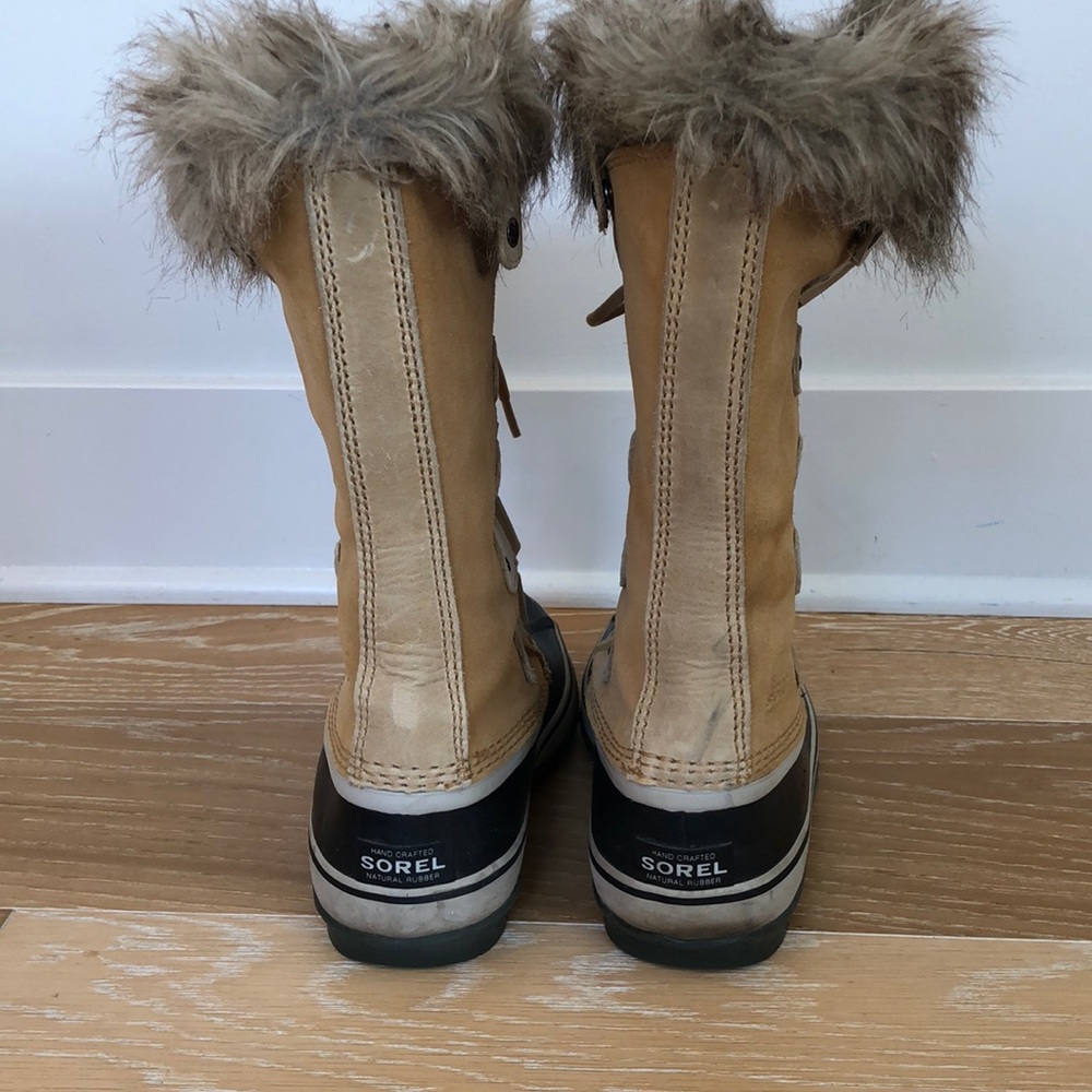 Sorel Joan of Arctic, size 8.